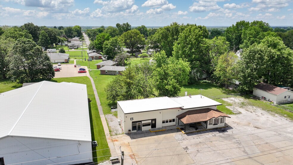 More Photos Of 406 W Carpenter St, Jerseyville Flex For Sale