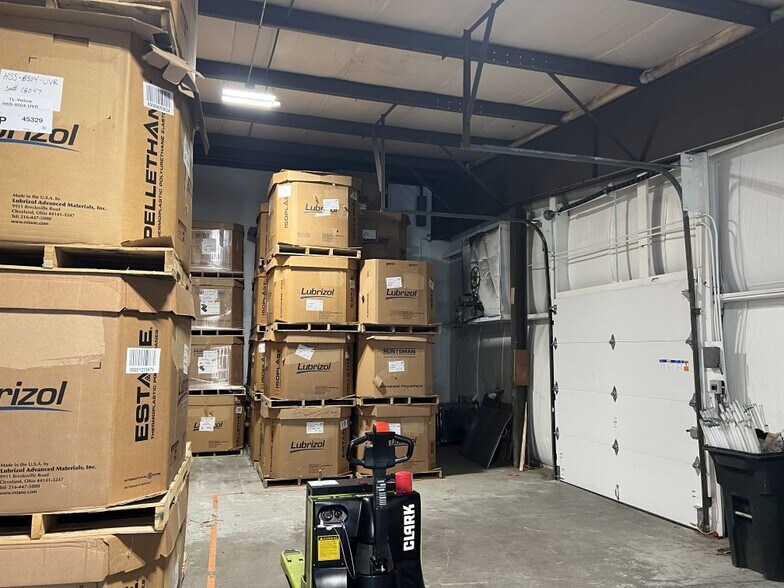 More Photos Of 2 Commerce Dr, North Branford Warehouse For Lease