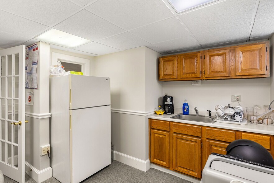 More Photos Of 52A Waltham St, Lexington Office For Lease