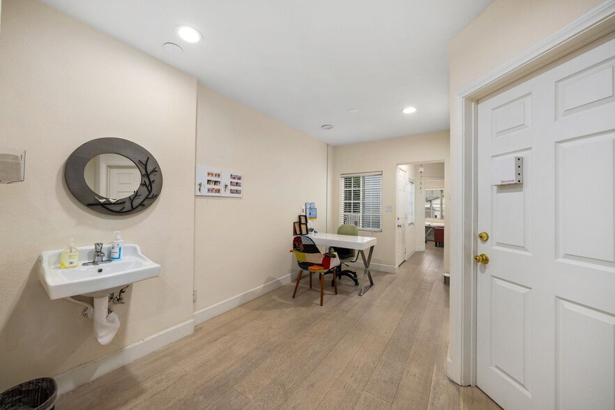 More Photos Of 607 N Anaheim Blvd, Anaheim Office For Sale