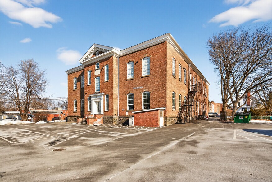 More Photos Of 61 Crown St, Kingston Office For Lease