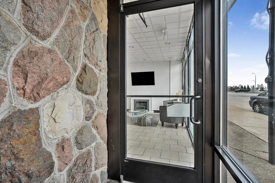 More Photos Of 24336 Michigan Ave, Dearborn Freestanding For Lease