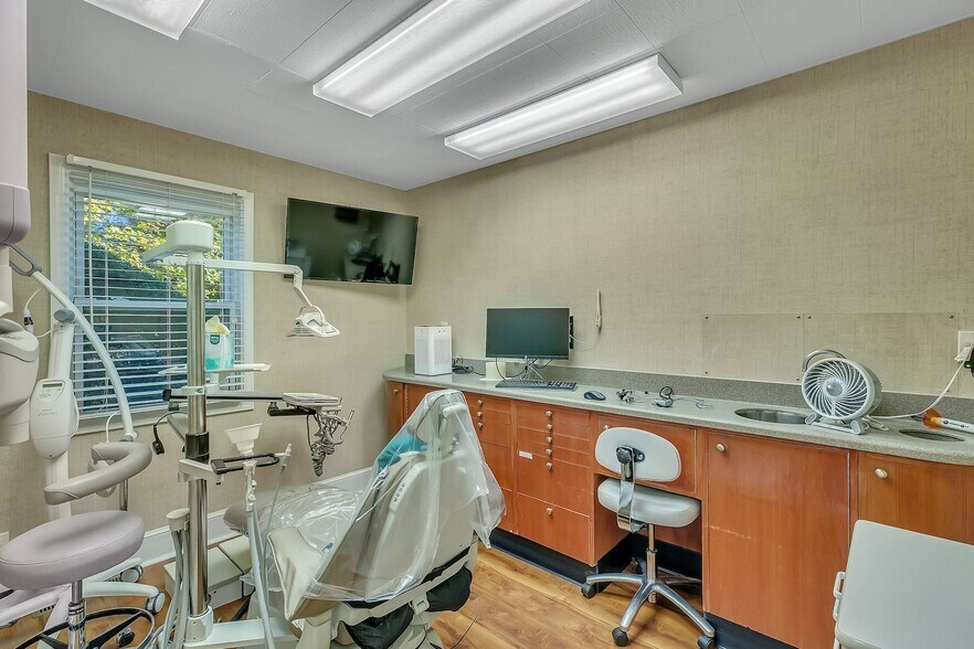 More Photos Of 245 Bay Shore Rd, Bay Shore Medical For Lease