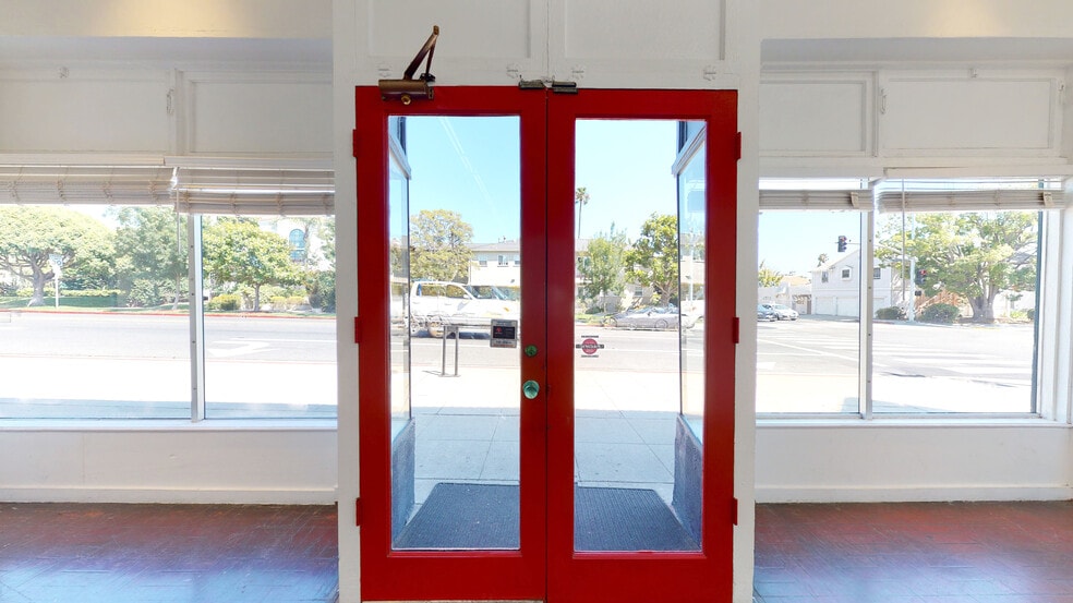 More Photos Of 13031 Montana Ave, Los Angeles Freestanding For Lease