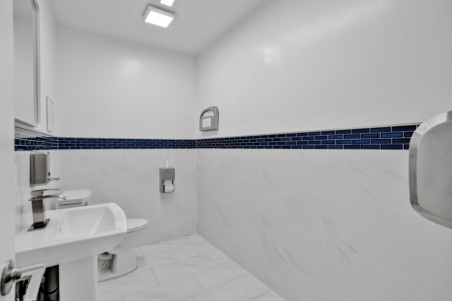 More Photos Of 2419 Hollywood Blvd, Hollywood Medical For Lease