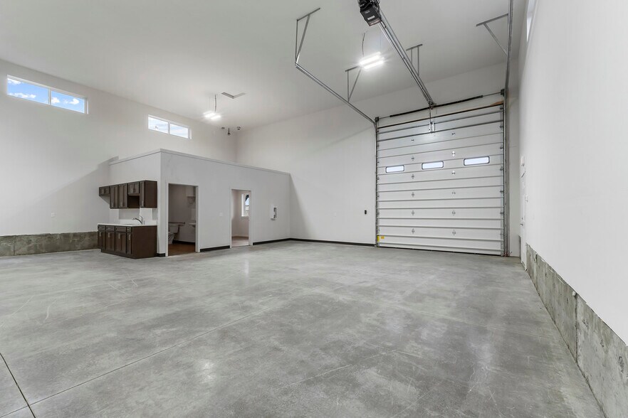 More Photos Of 3383 W Daugharty Loop, Hayden Warehouse For Lease
