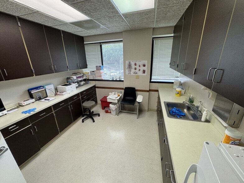 More Photos Of 560 Riverside Dr, Salisbury Medical For Sale