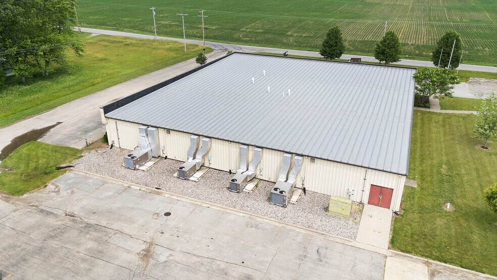 More Photos Of 8645 E Backwater Rd, North Webster Showroom For Lease