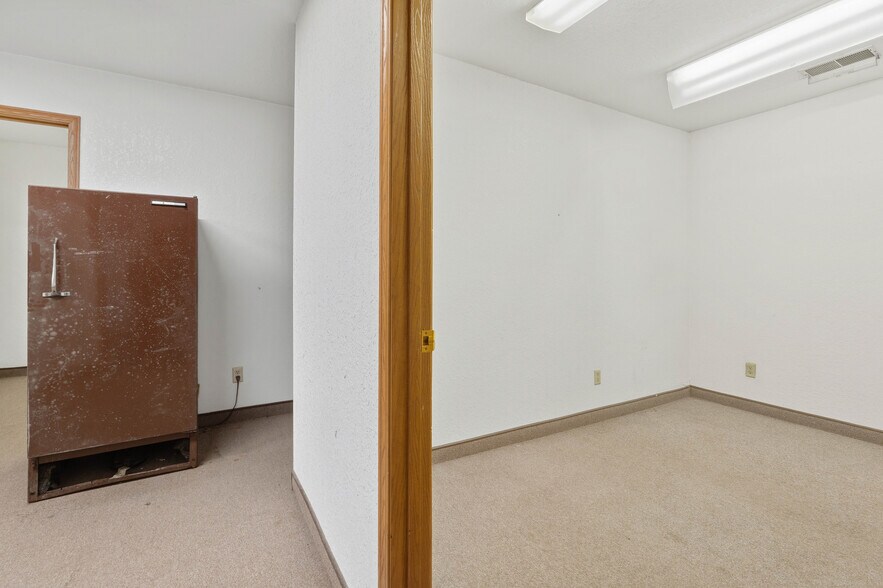 More Photos Of 604 Industrial Park Dr, Eldon Office For Sale