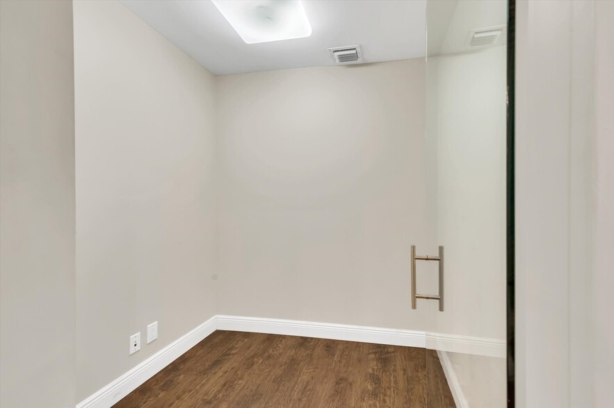 More Photos Of 224 NE 32nd Ct, Oakland Park Warehouse For Sale