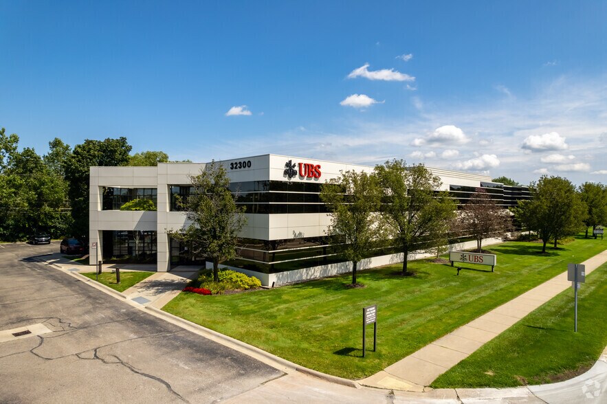 More Photos Of 32300 Northwestern Hwy, Farmington Medical For Lease