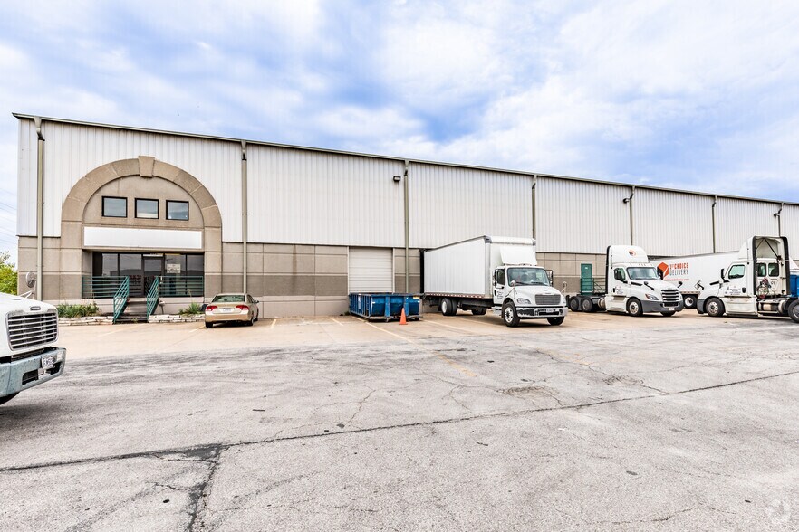 More Photos Of 501-535 NW Parkway, Riverside Warehouse For Lease