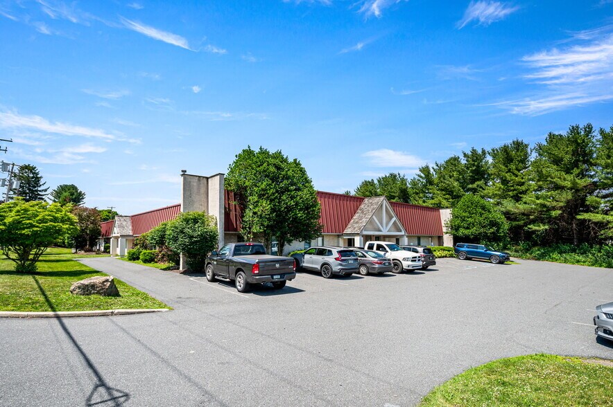 More Photos Of 51 S Pine St, Elverson Office For Sale