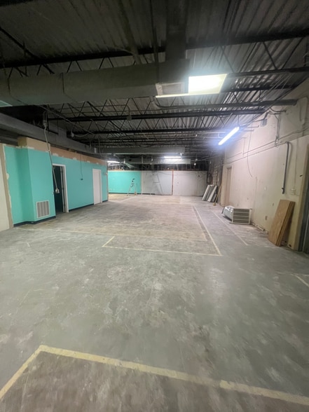 More Photos Of 5306-5346 Peters Creek Rd, Roanoke Showroom For Lease