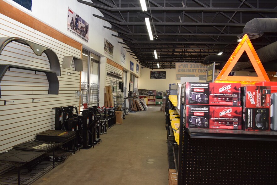 More Photos Of 1039 N Loop 12 Blvd, Irving Light Manufacturing For Sale