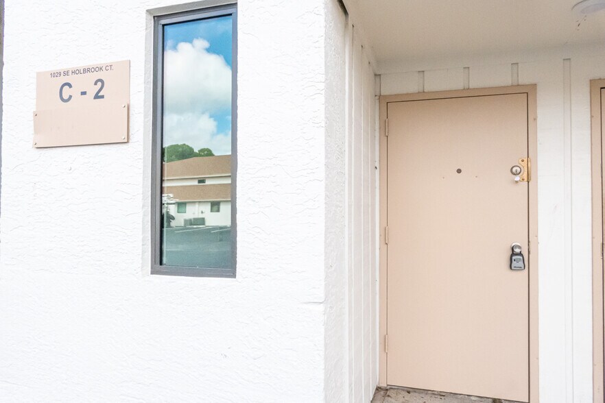 More Photos Of 1053 SE Holbrook Ct, Port Saint Lucie Warehouse For Lease