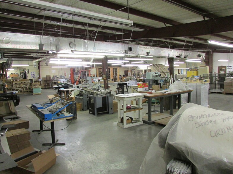 More Photos Of 223 W Danieldale Rd, Dallas Light Distribution For Sale