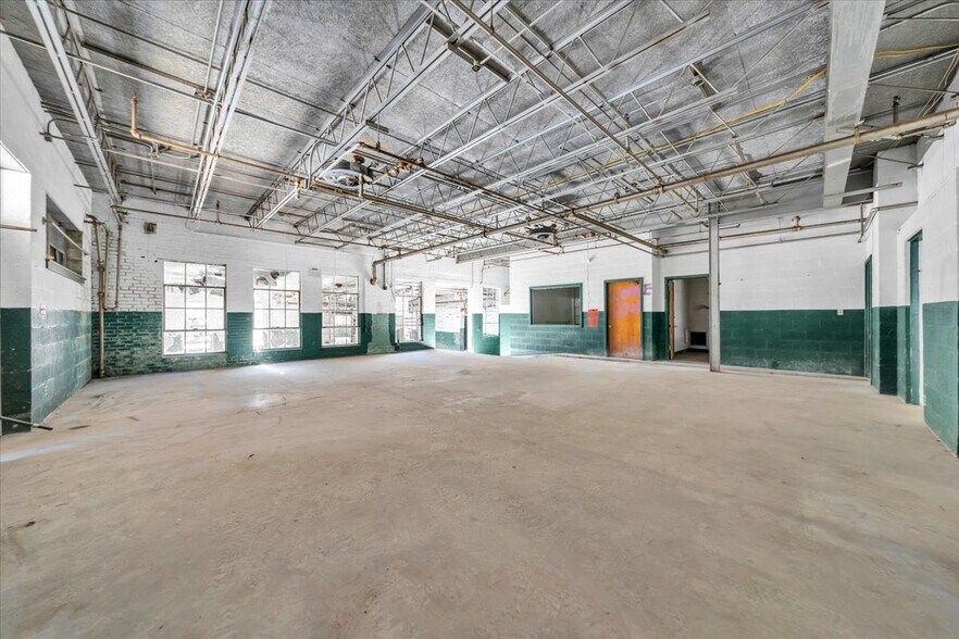 More Photos Of 231 S Colorado St, Salem Freestanding For Sale