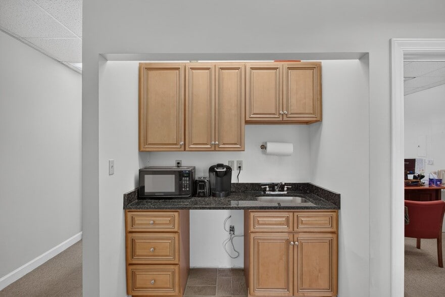 More Photos Of 800 Country Club Rd, Harrisonburg Office For Sale