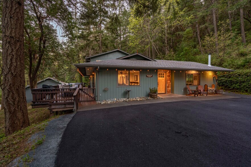 More Photos Of 11744 Galice Rd, Merlin Hotel For Sale