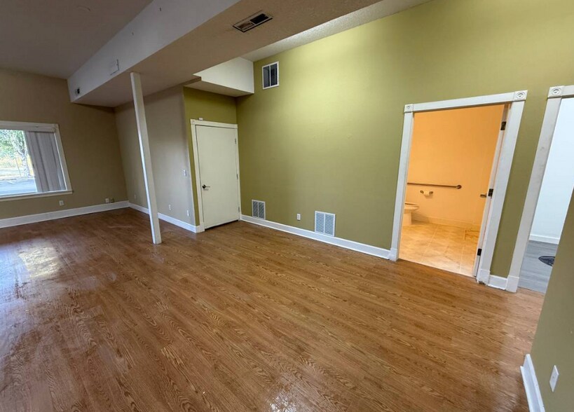 More Photos Of 303 E Historic Columbia River Hwy, Troutdale Flex For Lease