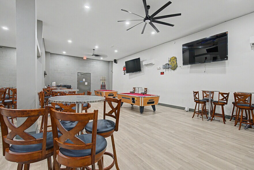 More Photos Of 102 W 4th St, Hearne Storefront For Sale