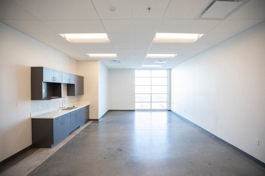 More Photos Of 10200 Edgerton Rd, De Soto Distribution For Lease