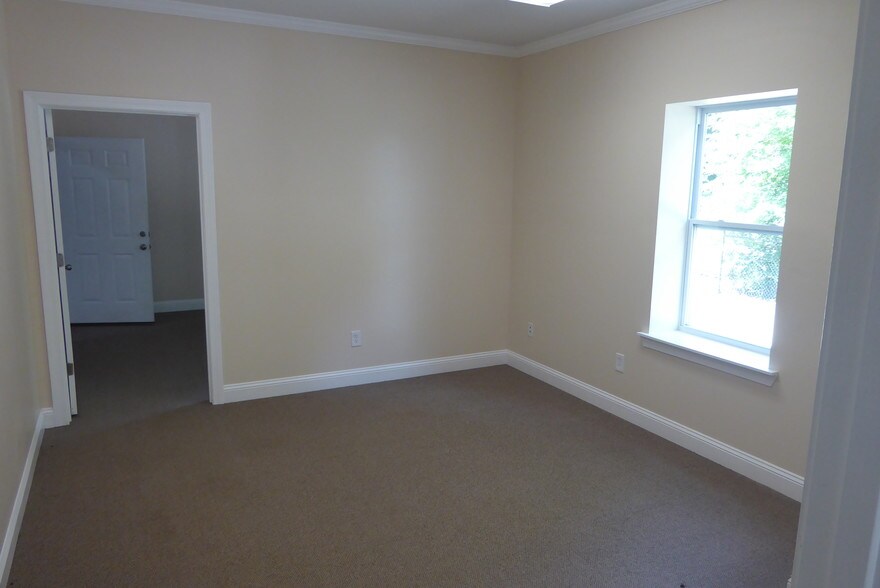More Photos Of 173-179 Fulton Ct, Peachtree City Light Distribution For Lease