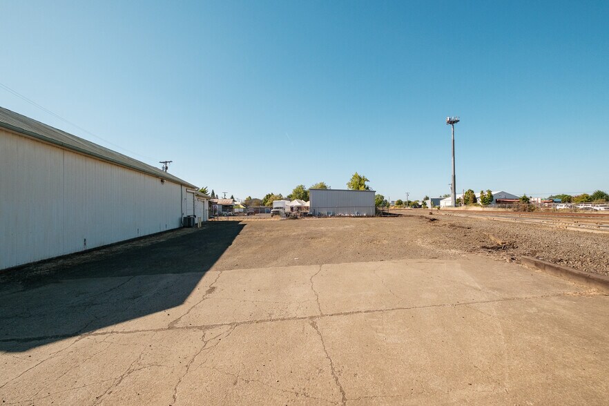 More Photos Of 500 Queen Ave SW, Albany Service For Sale