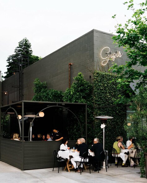 More Photos Of 7029 Willoughby Ave, Los Angeles Storefront For Lease