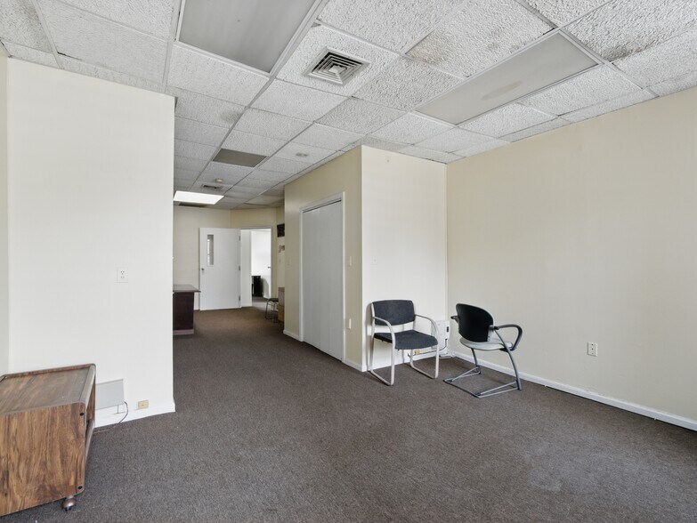 More Photos Of 16 Green St, Newark Office For Lease