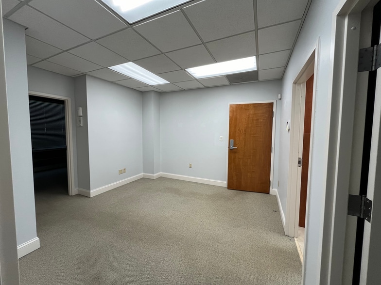 More Photos Of 707 Peninsular Pl, Jacksonville Office For Lease