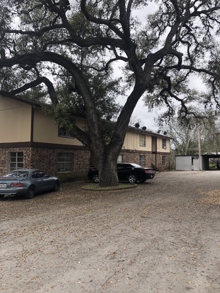 Primary Photo Of 210 S Chilton Ave, Goliad Apartments For Sale