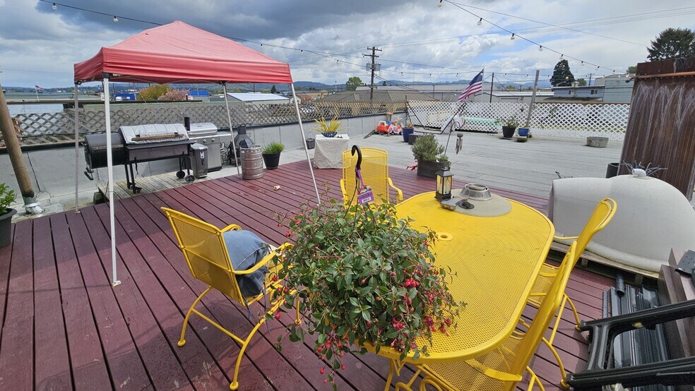 More Photos Of 537 14th St, Longview Storefront For Sale