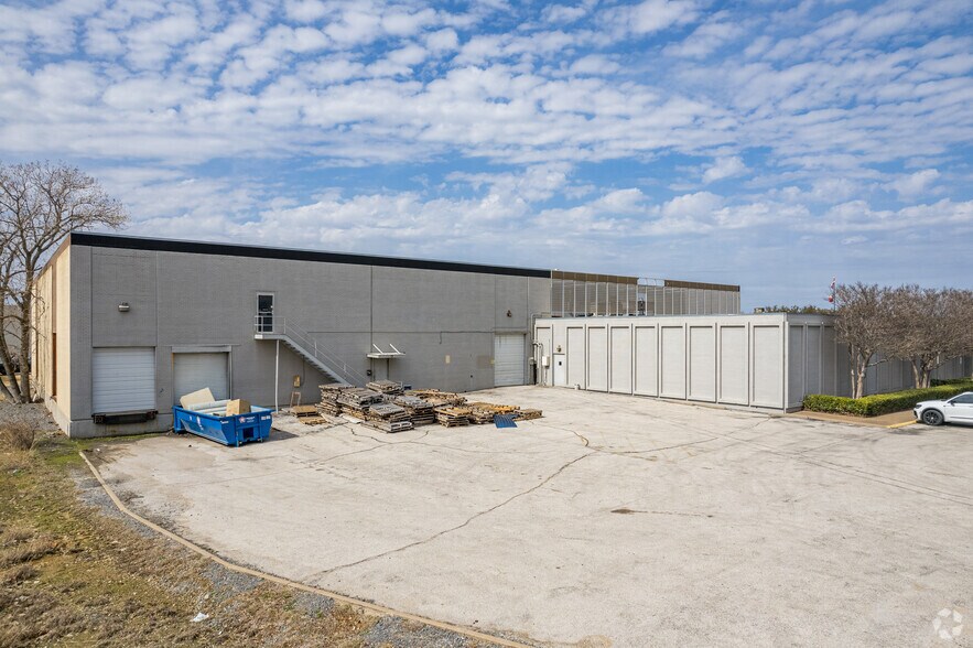 More Photos Of 4880 Alpha Rd, Dallas Light Manufacturing For Sale