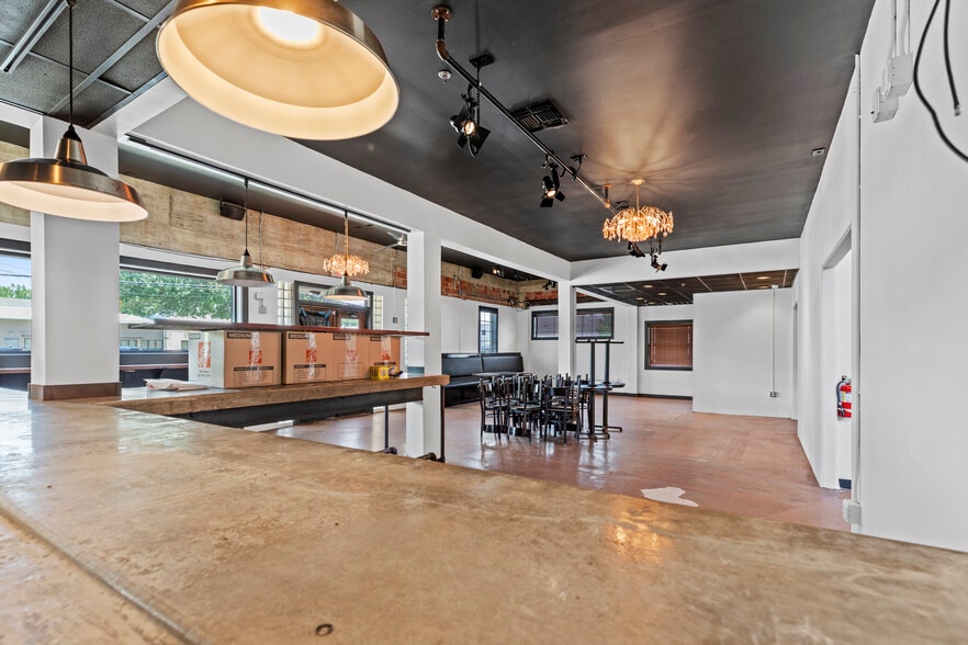 More Photos Of 208 S Castell Ave, New Braunfels Restaurant For Lease