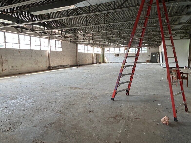 More Photos Of 1 Shore Rd, Glenwood Landing Warehouse For Lease