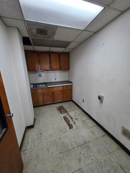 More Photos Of 121 Brooklyn Ave, Anderson Warehouse For Sale