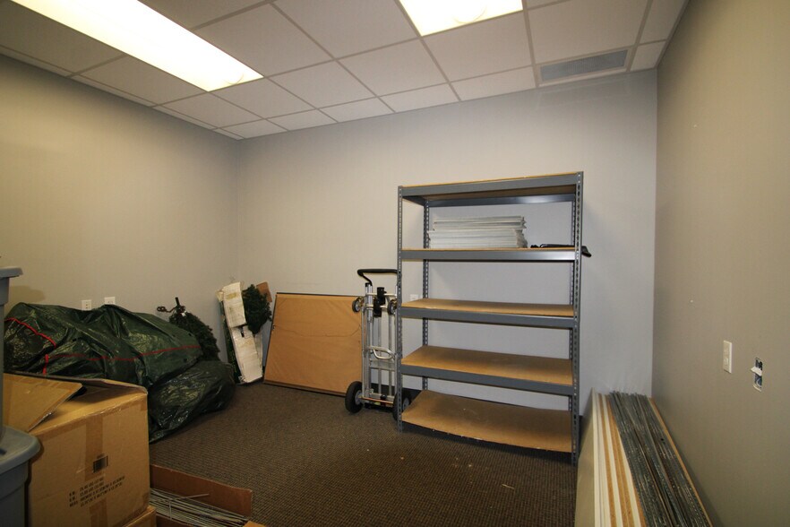 More Photos Of 9911 Shelbyville Rd, Louisville Office For Sale