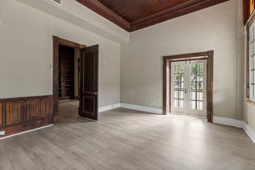More Photos Of 2024 S Flores St, San Antonio Storefront Retail Residential For Sale