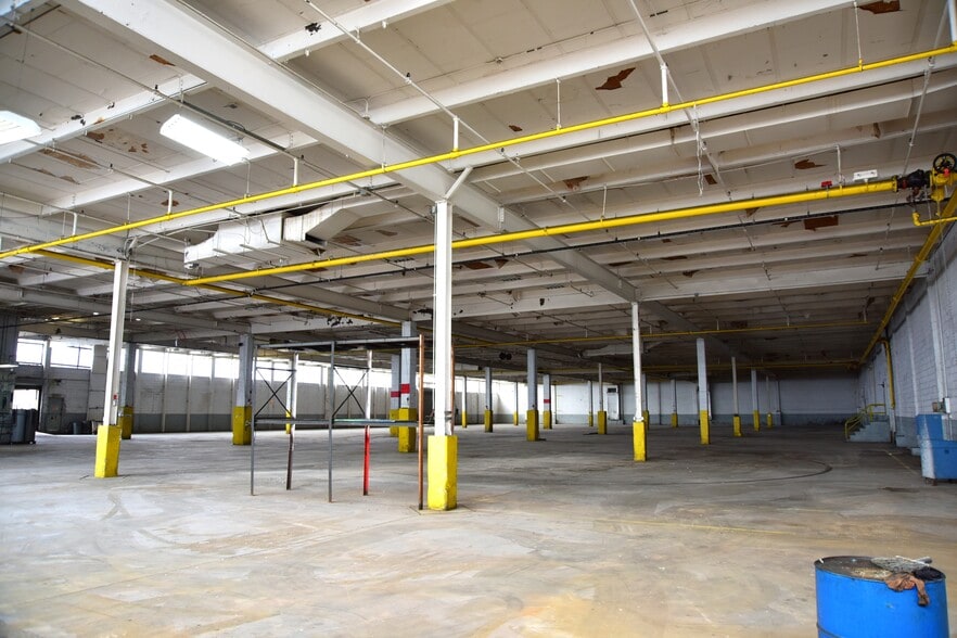 More Photos Of 1275 Oak Point Ave, Bronx Warehouse For Lease