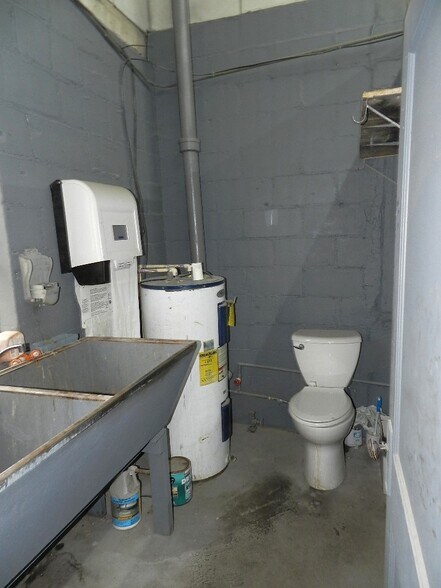 More Photos Of 1641 E Main St, Niles Manufacturing For Sale