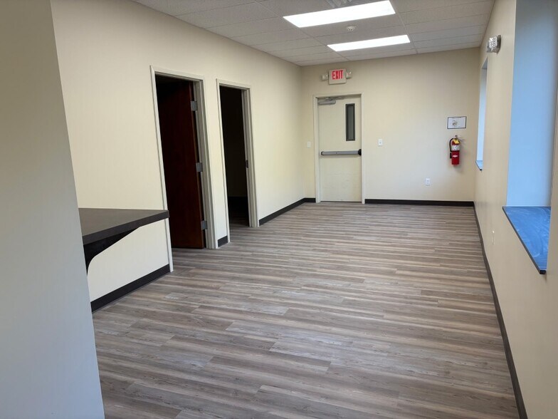 More Photos Of 503-527 New York Ave, New Castle Light Distribution For Lease