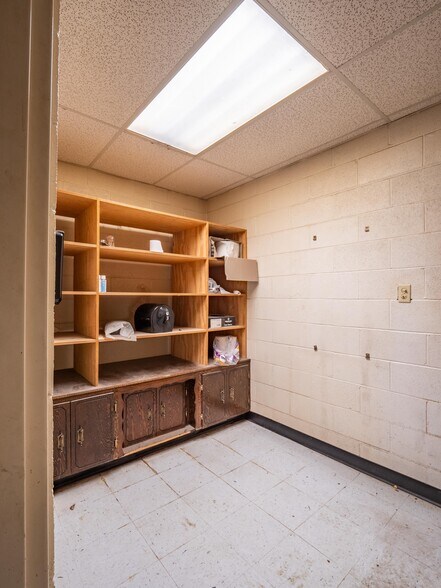 More Photos Of 1 W Choctaw Ave, Mcalester Flex For Sale