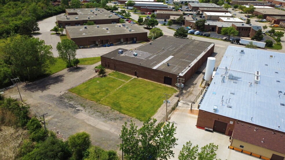 More Photos Of 1411 Jeffrey Dr, Addison Warehouse For Lease