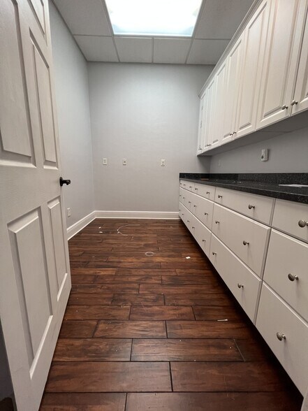 More Photos Of 1635 Farm Way, Middleburg Warehouse For Sale