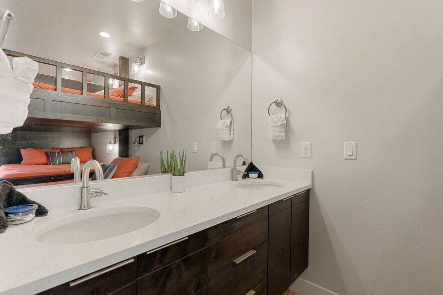 More Photos Of 2248 N Double Eagle Ln, Washington Specialty For Sale