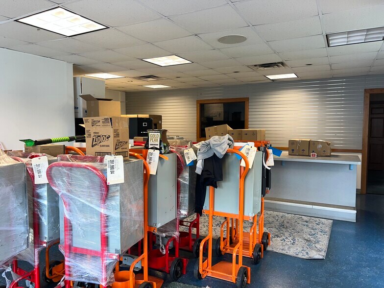 More Photos Of 520 Progress Dr, Hartland Distribution For Sale