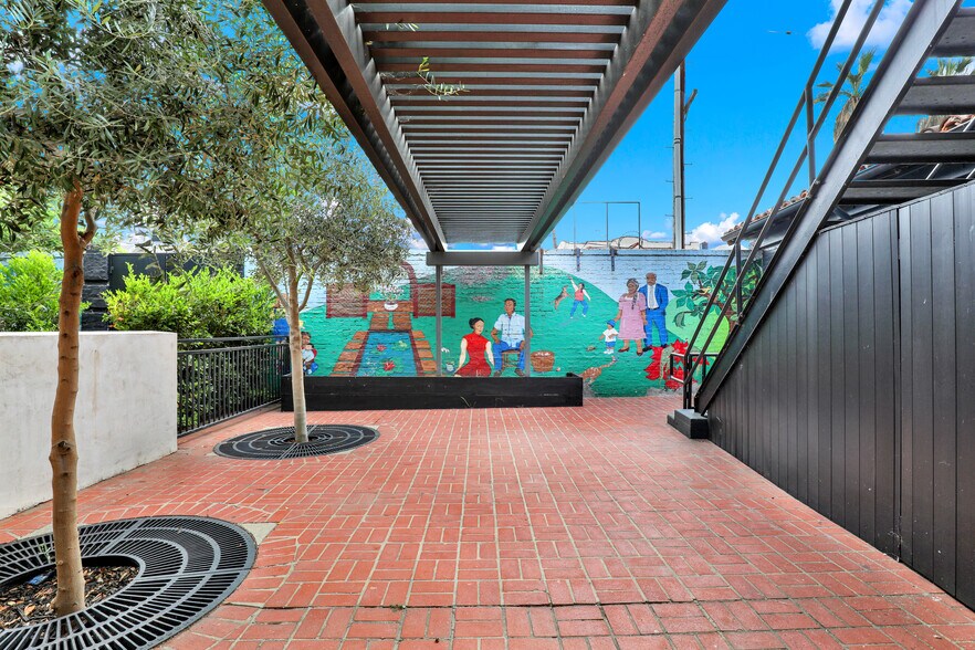 More Photos Of 435 S Boyle Ave, Los Angeles Office Residential For Sale