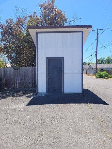 More Photos Of 1605 W Main St, Medford Fast Food For Sale